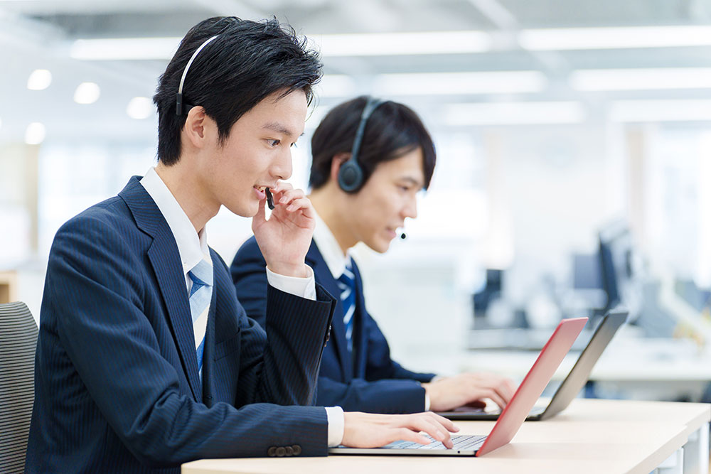 ヘッドセットをつけて業務にあたるスタッフのイメージ